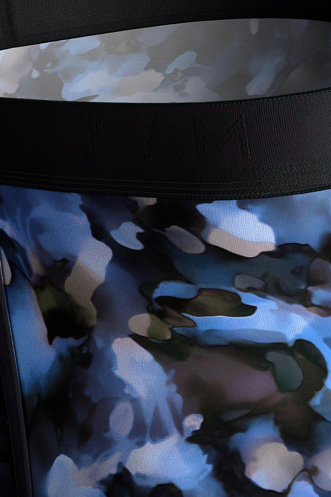 I AM Retro Abstract aus Lyocell mit blauem, stilisierten Floraldruck von Impetus
